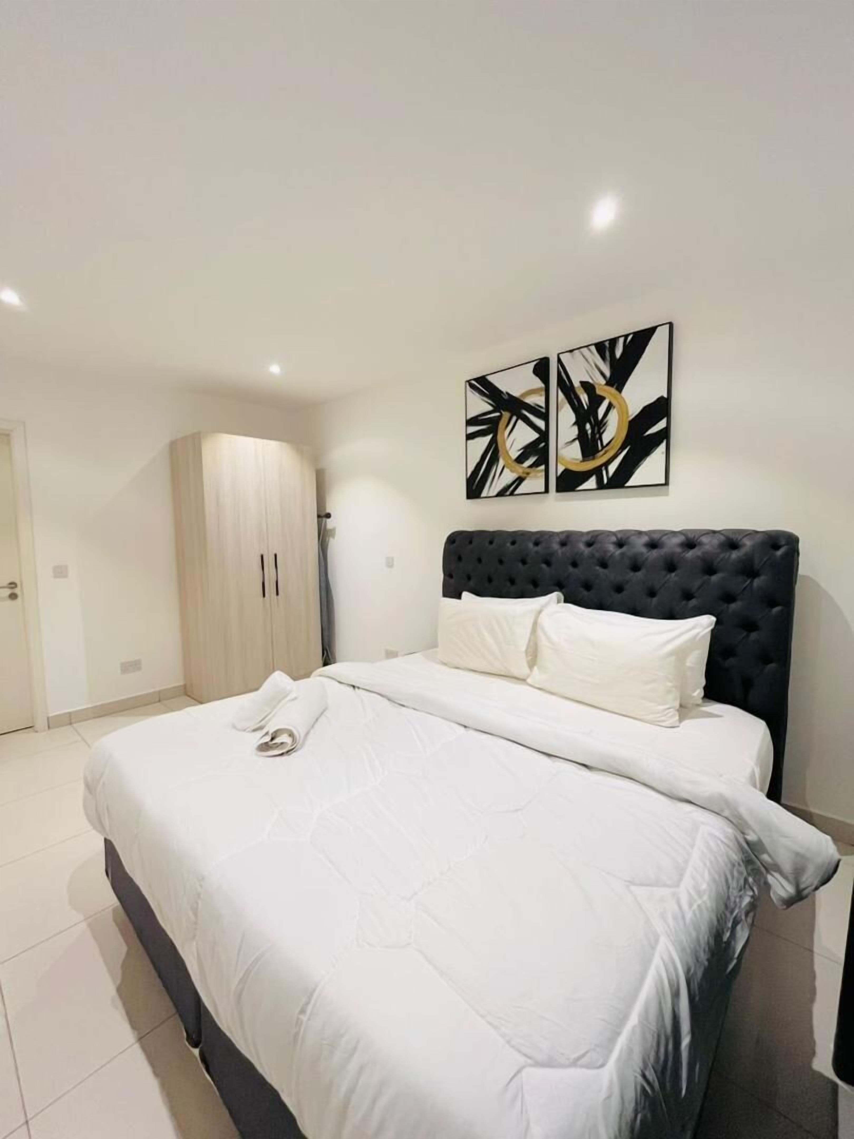 Estudio Deluxe, balcón, vistas al patio | Caja fuerte, escritorio, espacio para trabajar con un portátil