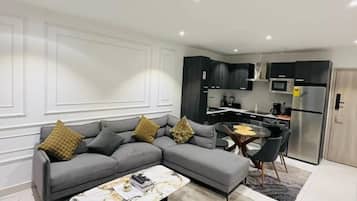 Appartamento Luxury, 2 camere da letto, balcone, vista cortile | Area soggiorno | Smart TV, Netflix, Hulu, servizi in streaming