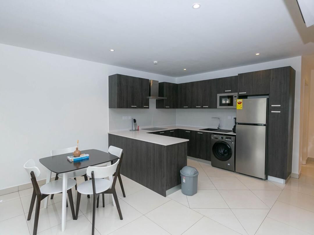 Full-sized fridge, microwave, oven, stovetop