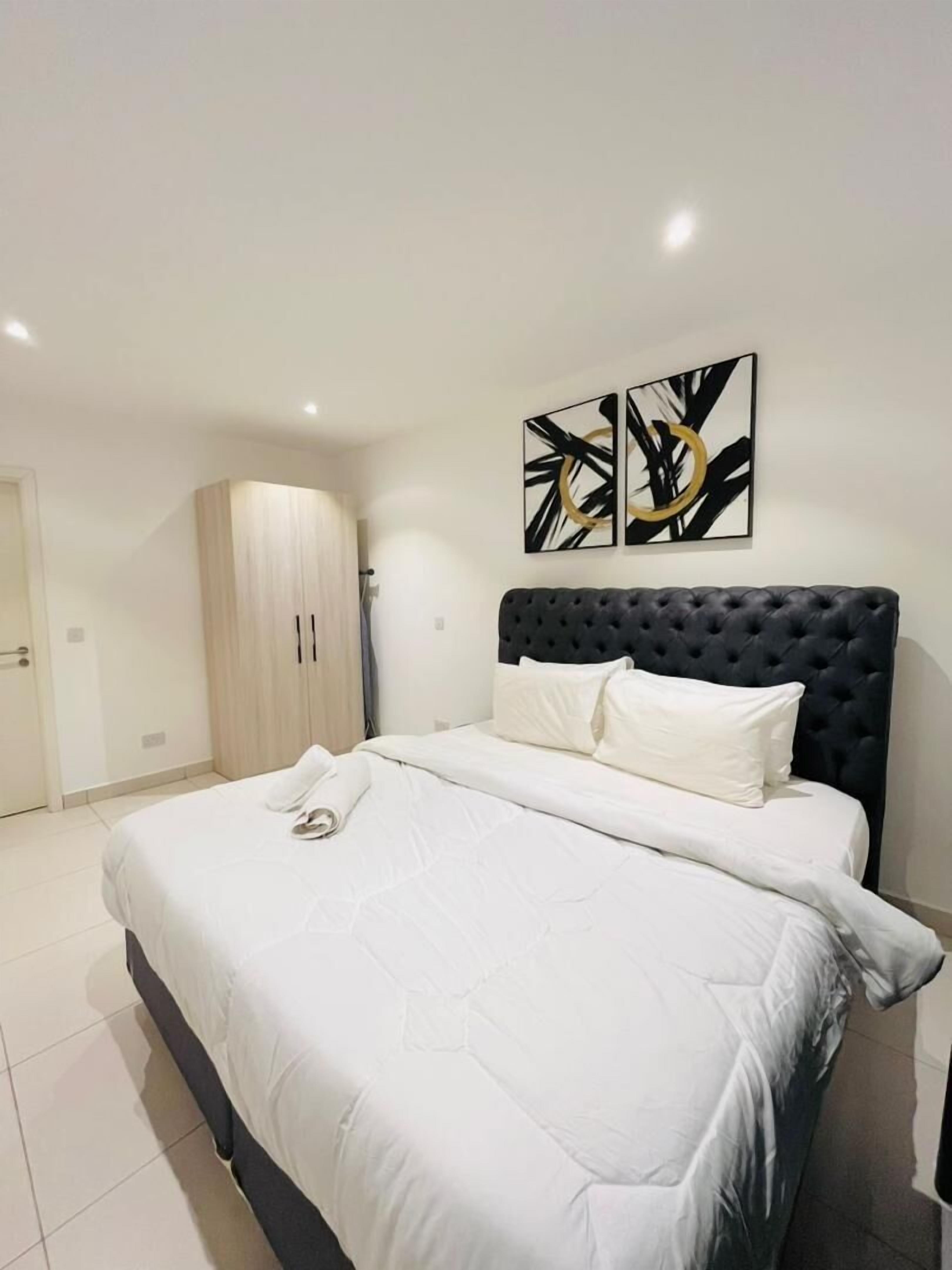 Caja fuerte, escritorio, espacio para trabajar con un portátil