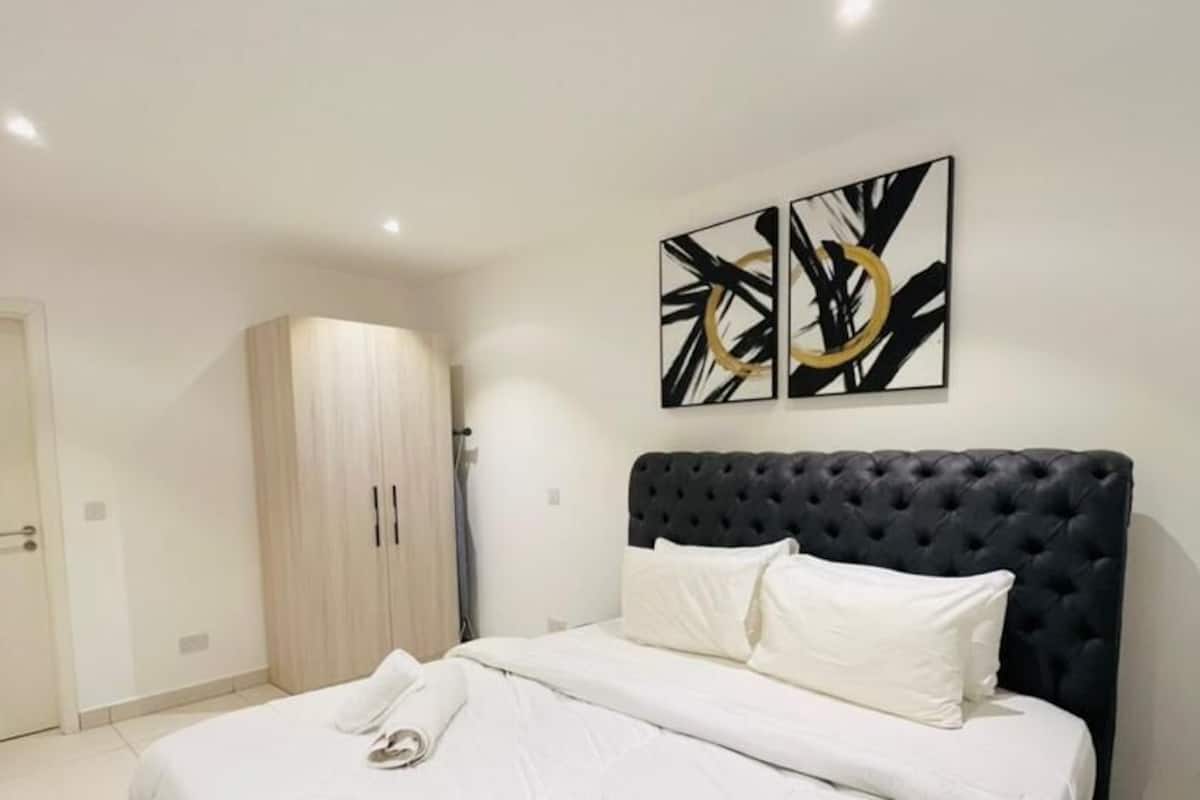 In-room safe, desk, laptop workspace, iron/ironing board