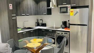 Apartamento superluxo, 1 quarto, para não fumantes, sacada | Cofres nos quartos, escrivaninha, espaço de trabalho para notebook