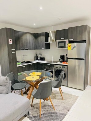 Luxe appartement, 1 slaapkamer, niet-roken, balkon | Een kluis op de kamer, een bureau, een laptopwerkplek