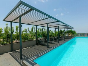 Outdoor pool - Peravi Suites at The Lennox (Accra)