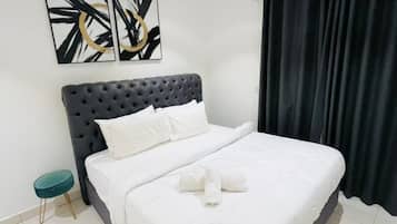 Luksusstudiosviitti, parveke, näköala pihalle | Tallelokero huoneessa, työpöytä