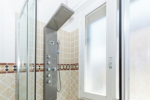 Doccia, asciugacapelli, bidet, asciugamani