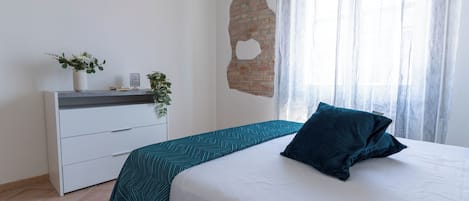 WiFi, bed sheets
