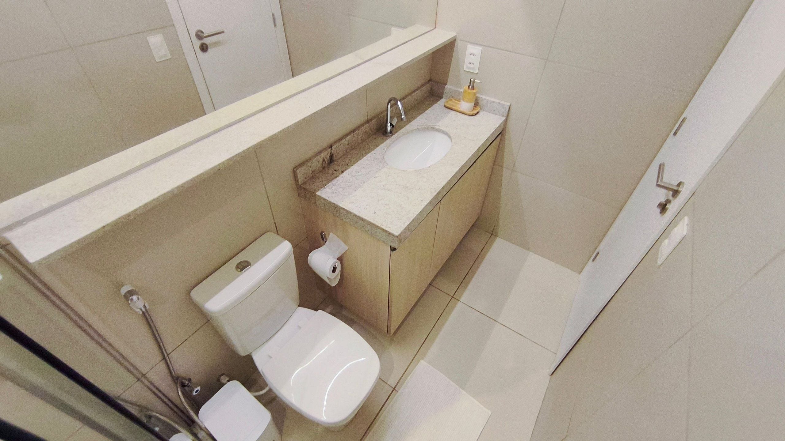 Un baño con inodoro, lavabo y ducha.