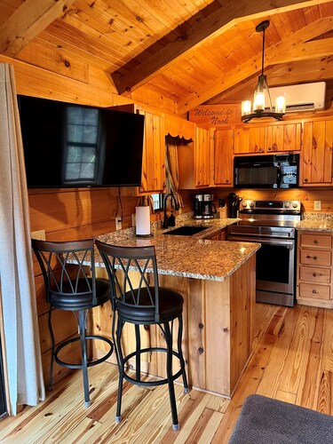 Nolichucky Nook-Cozy, Riverfront Cabin!