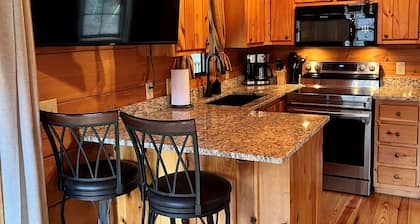 Nolichucky Nook-Cozy, Riverfront Cabin!