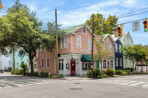 Exterior - Charleston Charmer! 4BR steps from King Street! (Charleston)