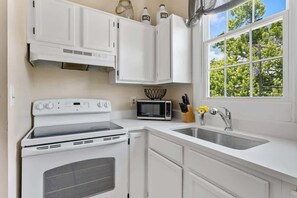 Fridge, microwave, oven, stovetop - Charleston Charmer! 4BR steps from King Street! (Charleston)
