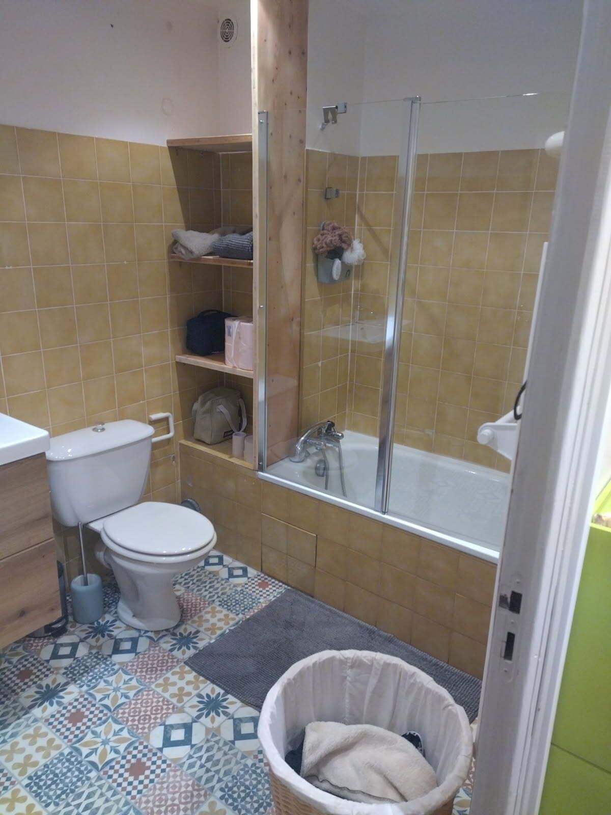 Asciugacapelli, asciugamani, sapone, carta igienica