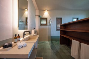 Panoramic-Baumhaus | Badezimmer | Dusche, umweltfreundliche Kosmetikartikel, Handtücher, Seife