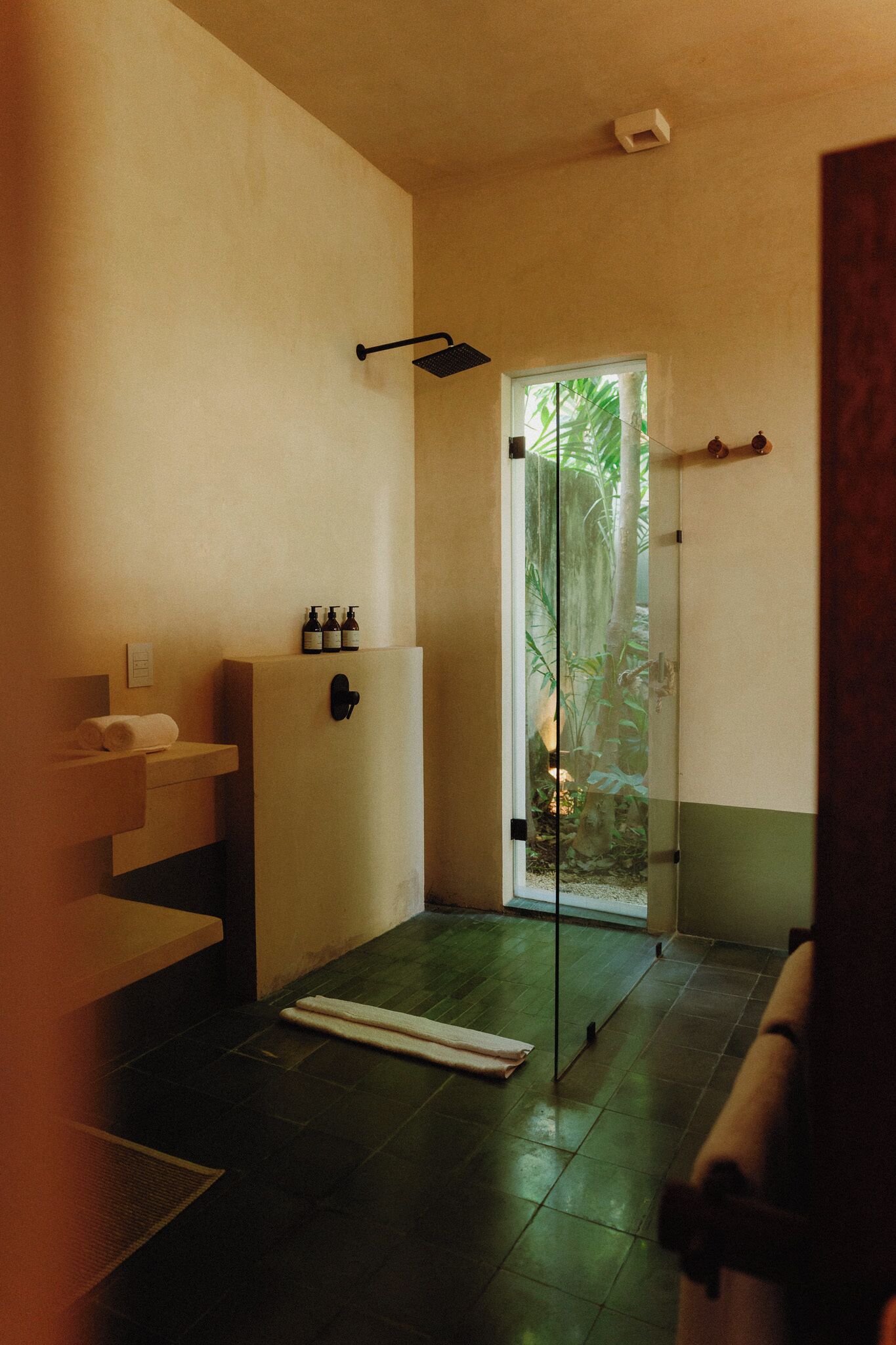 Deluxe Room, Garden View | Bathroom | Towels, soap, shampoo, toilet paper