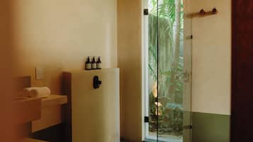Deluxe Room, Garden View | Bathroom | Towels, soap, shampoo, toilet paper