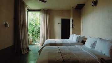 Habitación Deluxe | Caja de seguridad en la habitación y tabla de planchar con plancha