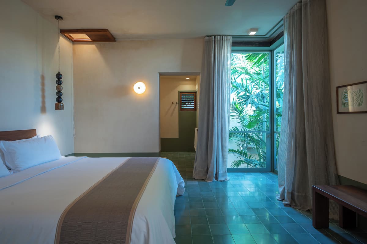 Chambre Junior | Literie de qualité, coffre-fort, décor unique, ameublement unique