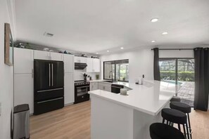 Réfrigérateur, micro-ondes, four, plaque de cuisson