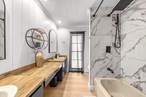 Shower, hair dryer, towels, soap - Citrus Hills Retreat | Pool + Golf Views (Hernando)