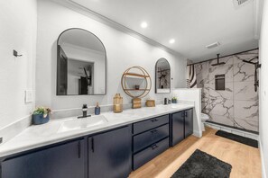 Suihku, hiustenkuivaaja, pyyhkeet, saippua