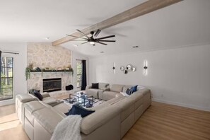 Smart TV y chimenea 