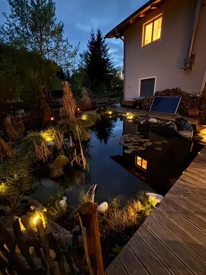 Property grounds - New from July: Unique loft by the water lily pond 🌺 Pets ♡ welcome (Hausham)