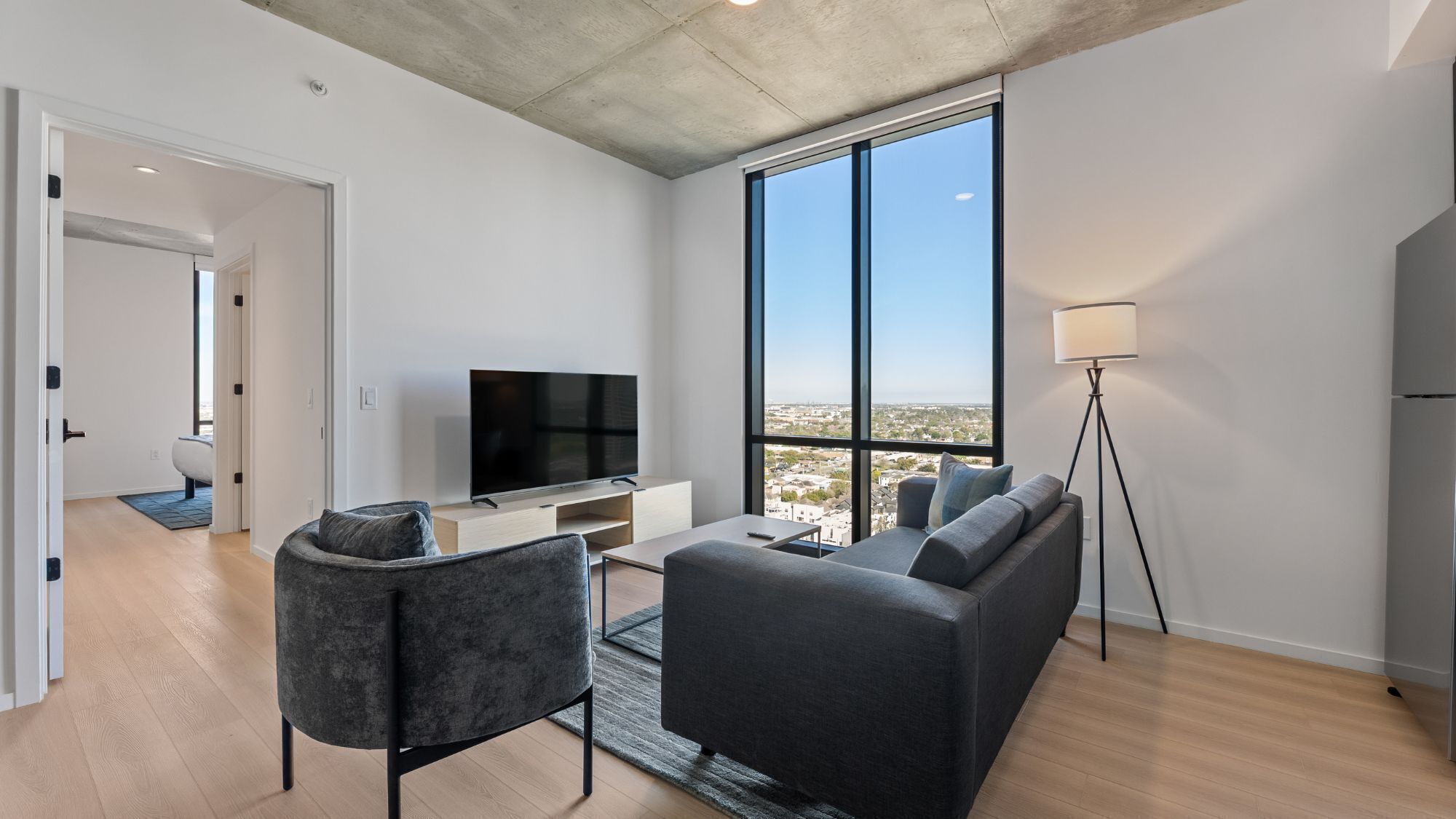 3 Bedroom Suite | 起居区 | 55-英寸智能电视 （配备数码频道）、流媒体服务