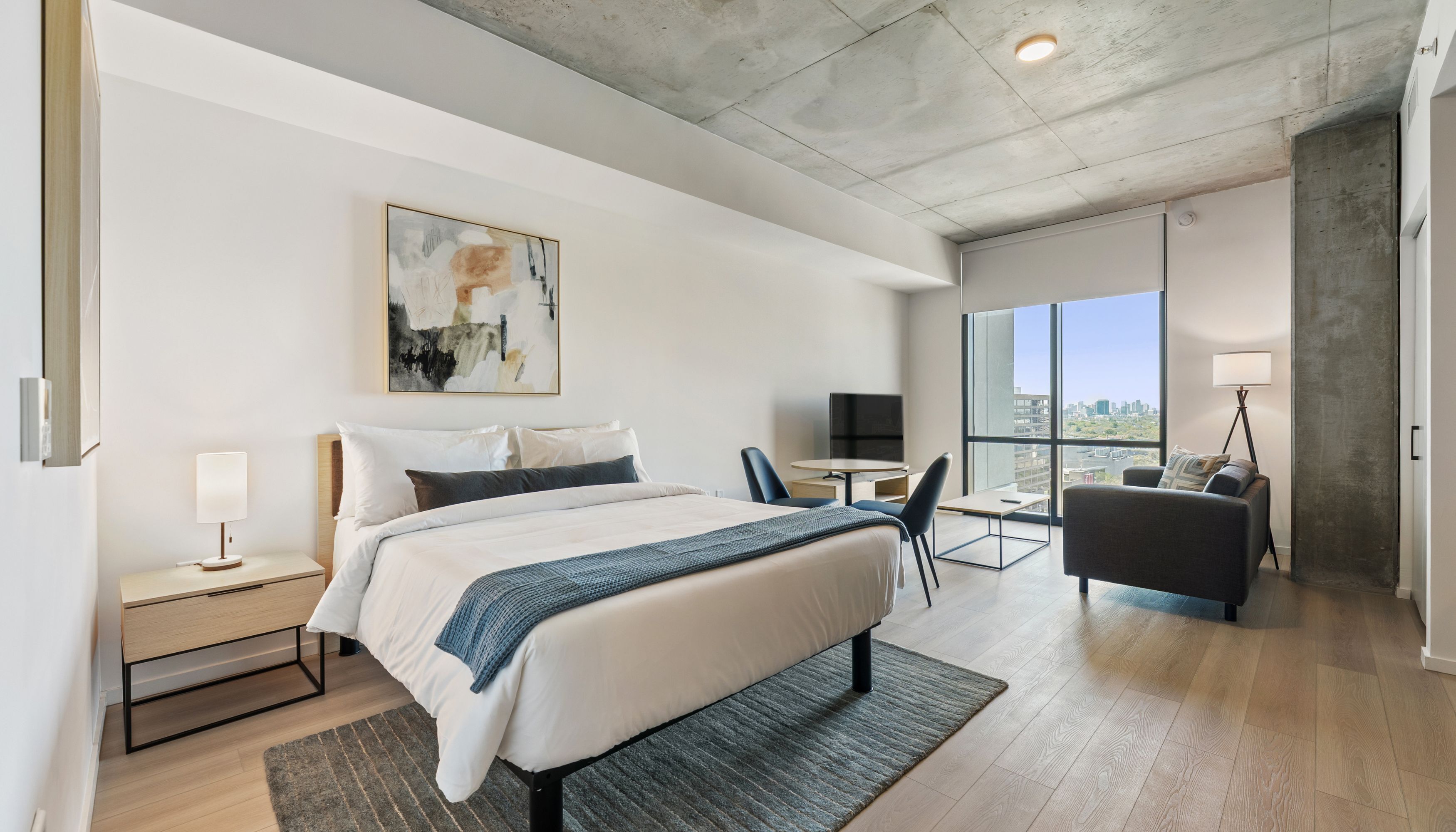 Studio Suite | Seprai premium, ruang kerja ramah laptop, dan setrika/meja setrika