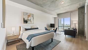 Studio Suite | Seprai premium, ruang kerja ramah laptop, dan setrika/meja setrika