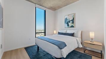 3 Bedroom Suite | Ropa de cama de alta calidad y espacio para trabajar con laptop