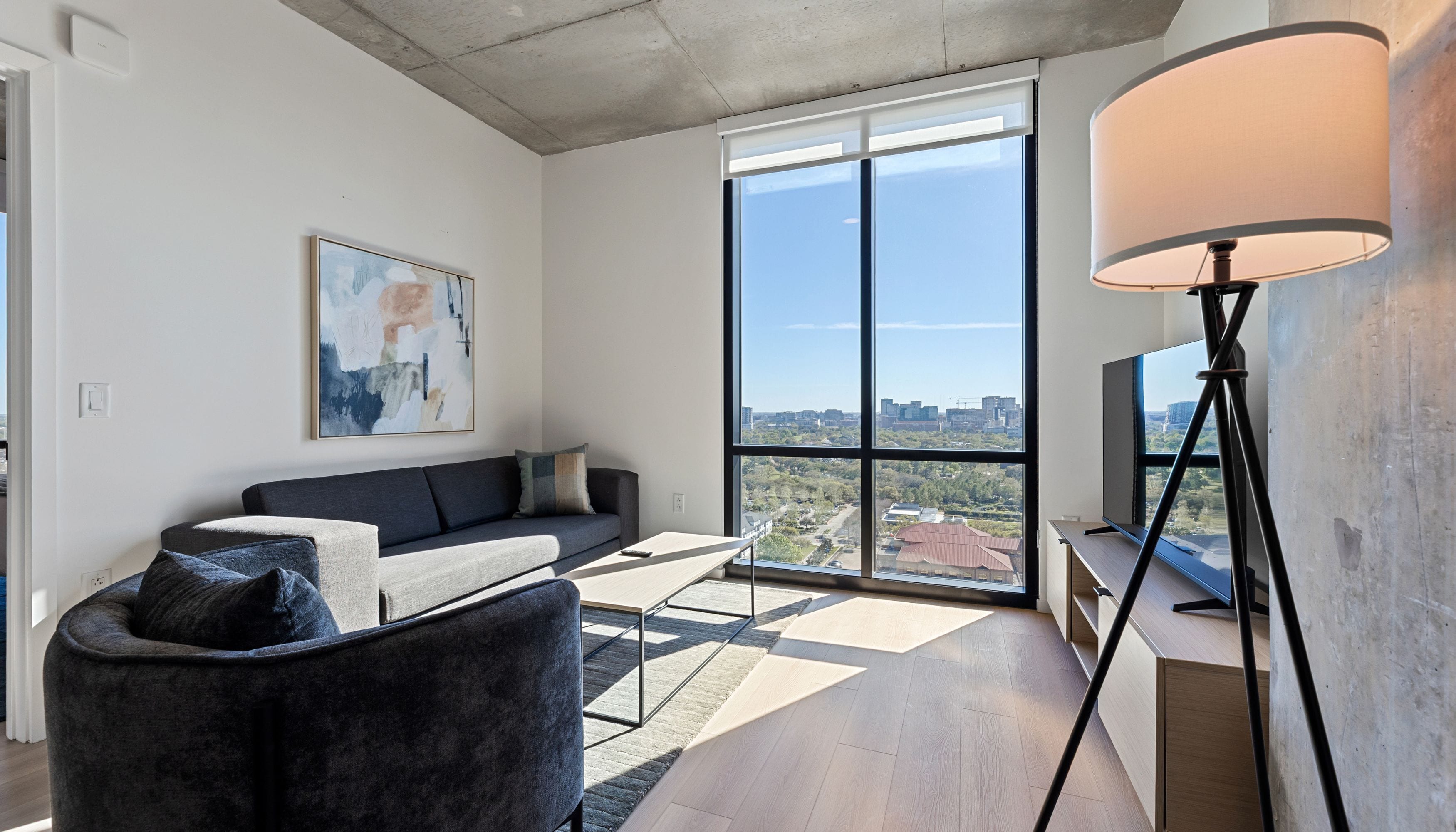 2 Bedroom Suite | 起居区 | 55-英寸智能电视 （配备数码频道）、流媒体服务