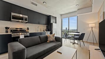 Studiosuite | Wohnbereich | 55-Zoll-Smart-TV mit Digitalempfang, Streaming-Dienste