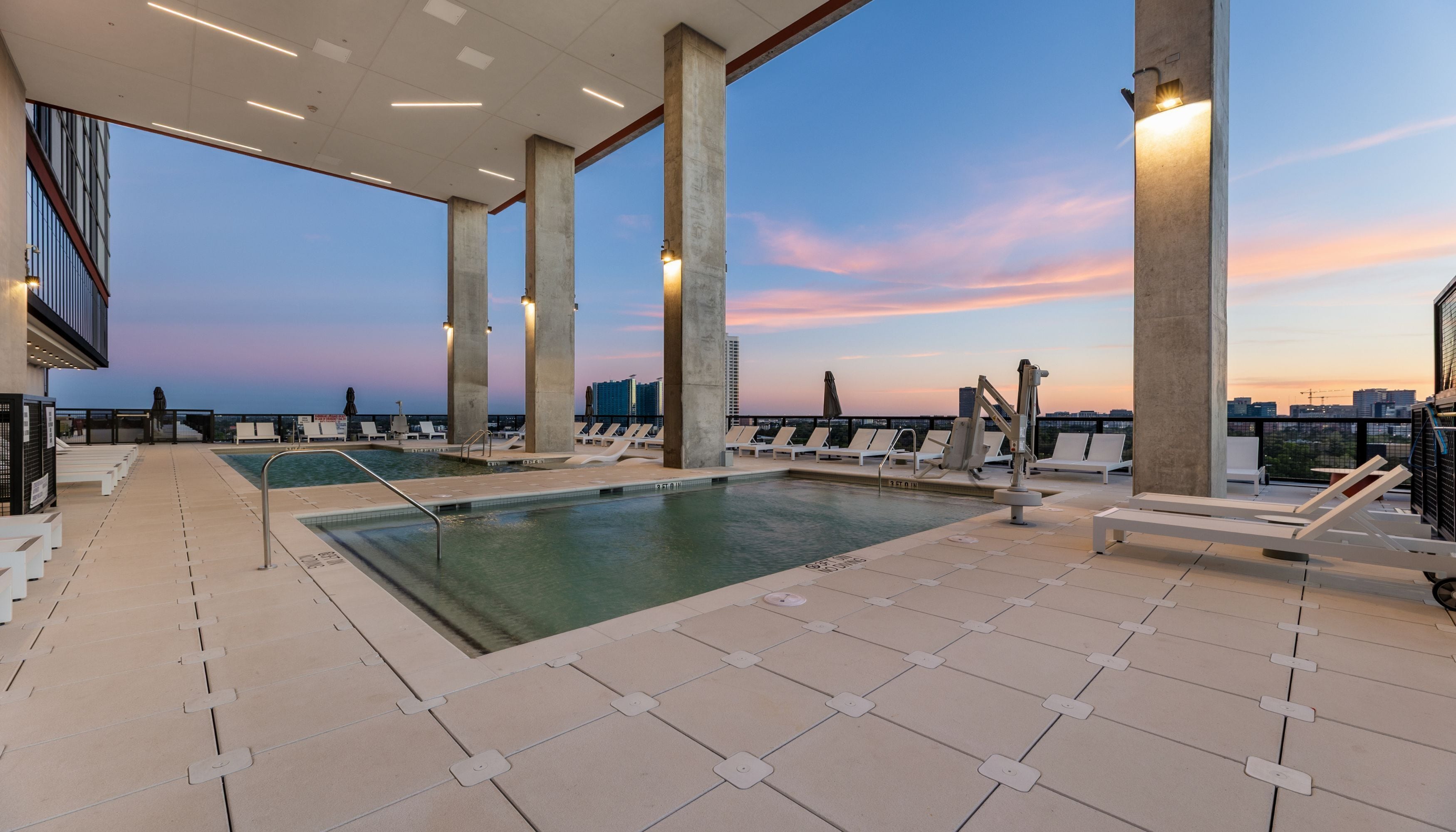 Außenpool, Sonnenschirme, Liegestühle