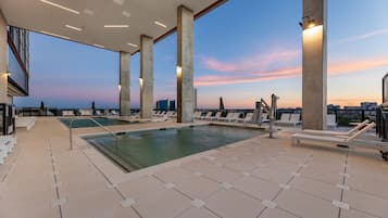 Außenpool, Sonnenschirme, Liegestühle