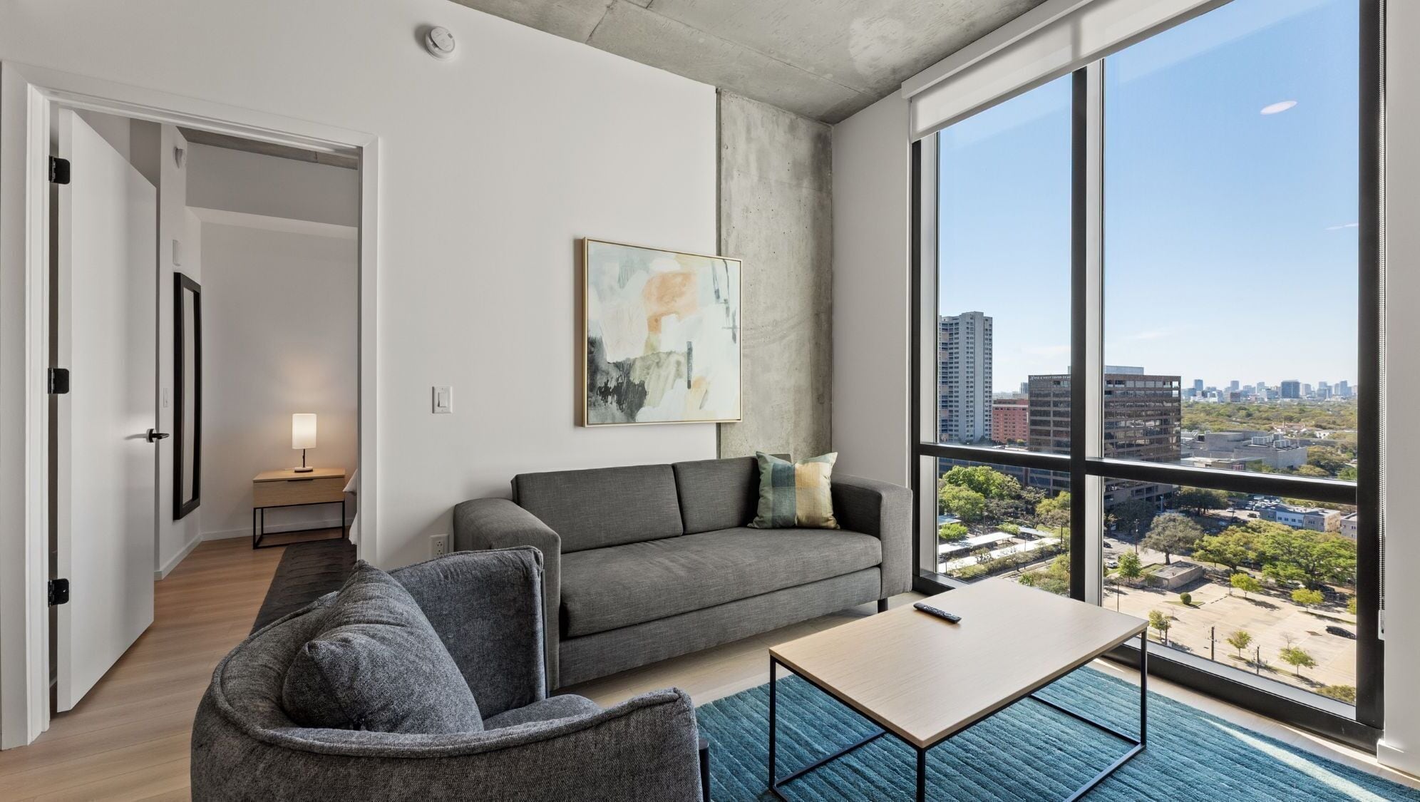 1 Bedroom Suite | 起居区 | 55-英寸智能电视 （配备数码频道）、流媒体服务