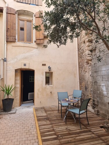 Studio rénové cocoon avec cour privative en hyper centre de Béziers