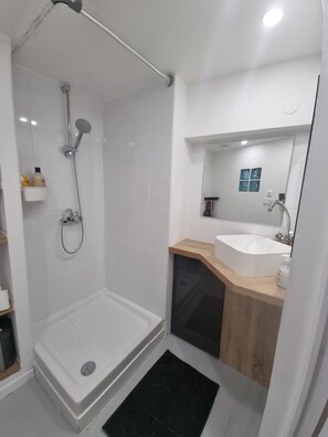 Shower, hair dryer, towels, soap - Renovated studio with private courtyard in the heart of Béziers (Béziers)