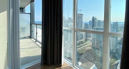 Cozy 2-Bedroom Condo in Fantastic Toronto with Free Parking