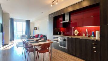 Réfrigérateur, four à micro-ondes, un four, surface de cuisson