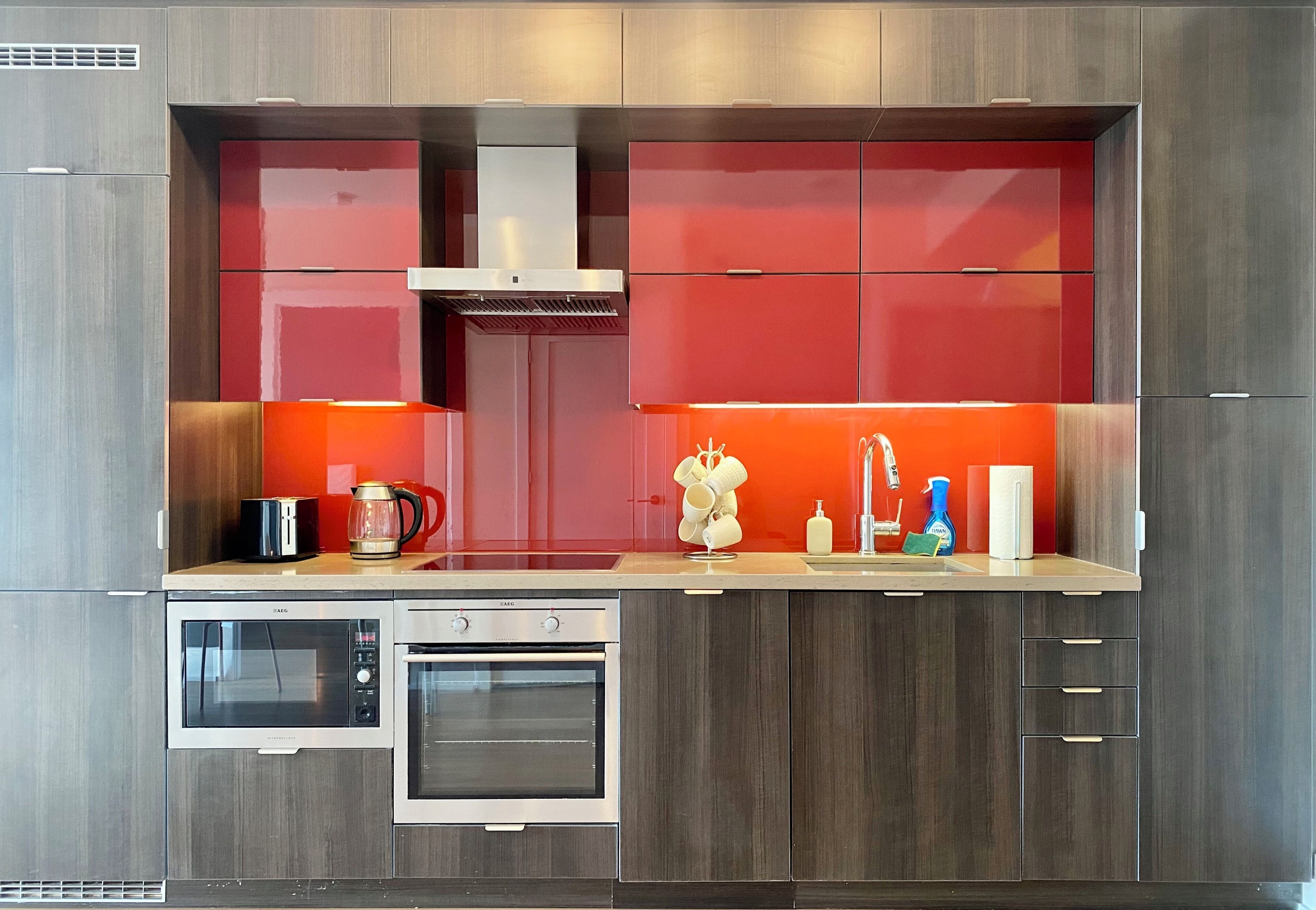 Réfrigérateur, four à micro-ondes, un four, surface de cuisson