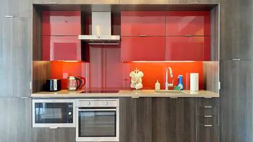 Réfrigérateur, four à micro-ondes, un four, surface de cuisson