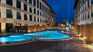 3 piscinas al aire libre