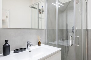 Shower, jetted bath, bidet, towels - Domus San Frediano with Hot Tub by Hôtea (Firenze)