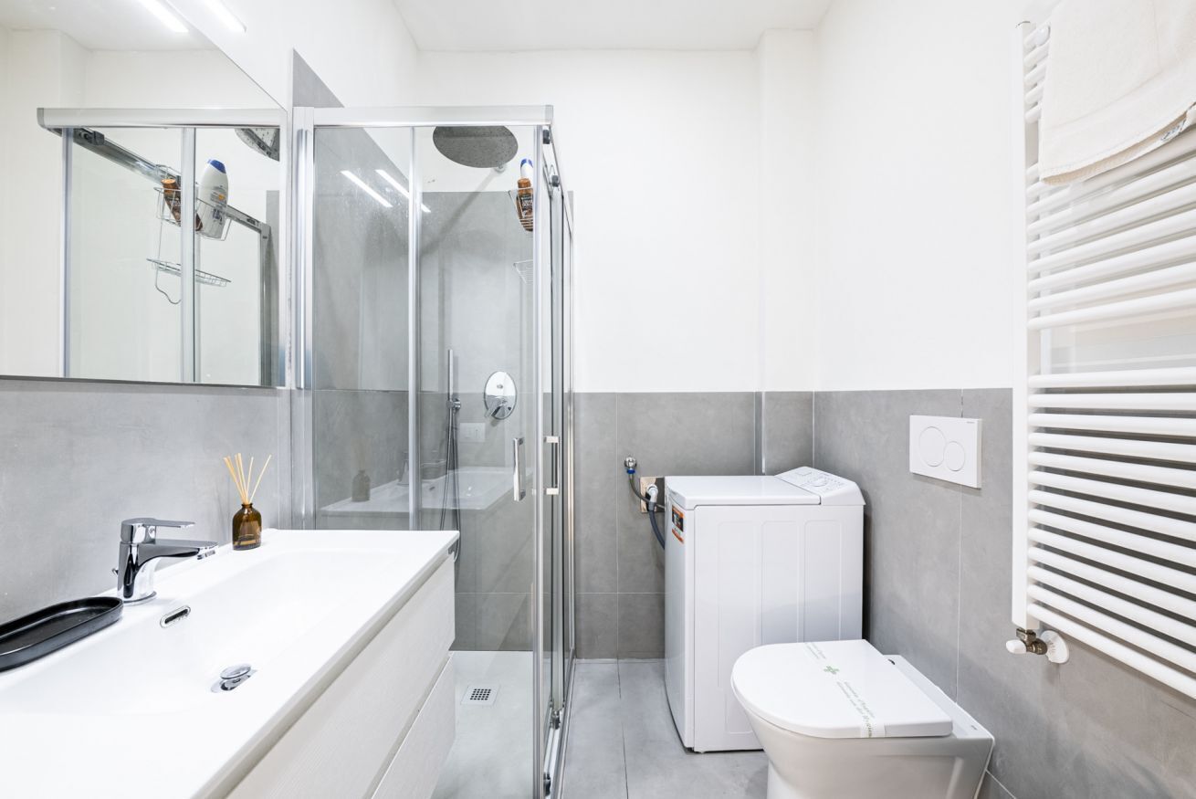 Doccia, vasca idromassaggio, bidet, asciugamani