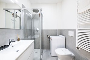 Doccia, vasca idromassaggio, bidet, asciugamani