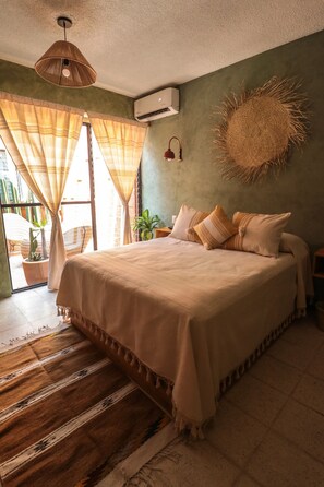 3 bedrooms, desk, iron/ironing board, travel cot - Casa Pina close to Santo Domingo Church (Centro)