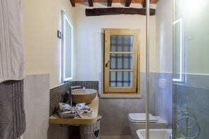 Dusche, Haartrockner, Bidet, Handtücher