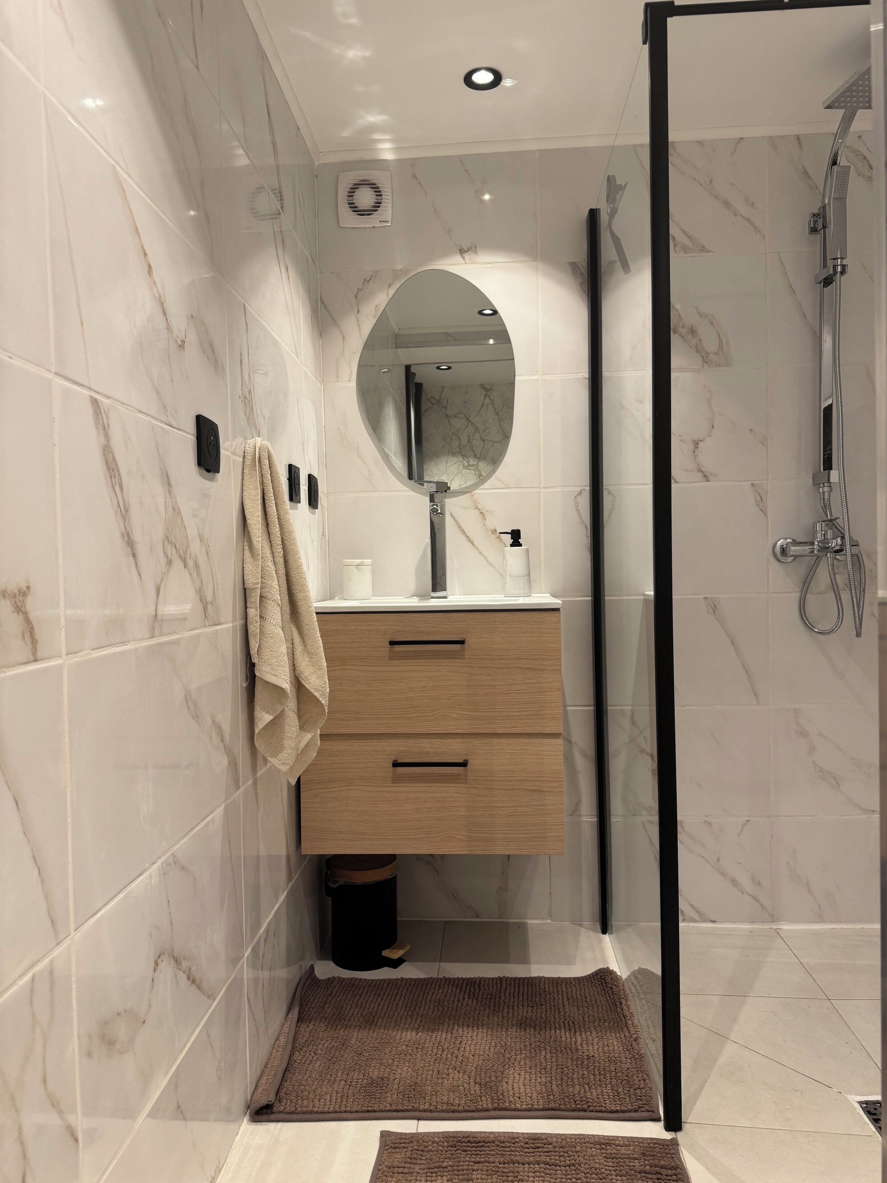 Haartrockner, Handtücher, Toilettenpapier