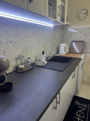 Micro-ondes, four, plaque de cuisson, lave-vaisselle